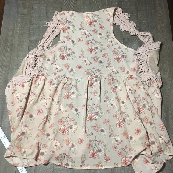 Floral mesh and lace vest - Picture 5 of 5